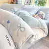 Juego de Cuatro Piezas de Leche Polar de Invierno con Funda Nórdica de Polar Añadida Juego de Tres Piezas para Dormitorio Infantil Sábana Cálida Ropa de Cama de Coral