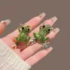 Broche de Príncipe Rana de Lujo con Pedrería Completa Accesorios de Pines de Solapa de Animales de Dibujos Animados 2026 Nuevos Accesorios Lindos Dijes para Bolsos