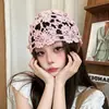 Gorro de Ganchillo Hecho a Mano con Flor de Perla y Diseño Calado para Mujer, Gorro de Punto Delgado Transpirable de Verano con Colores Dopamina que Hacen que la Cara Parezca Más Pequeña