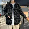 Camisa de Veludo com Manga Longa Masculina Primavera Estilo Coreano Ins Tendência Casual Versátil Personalizada Camisa Jaqueta com Estampa Completa de Letras