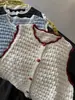 Chaleco de encaje a cuadros de punto hueco retro estilo japonés con botones para mujer, chaqueta suéter sin mangas que reduce la edad para otoño