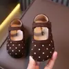 Zapatos Mary Jane retro de lunares para bebé, nuevo estilo primavera y otoño 2026, zapatos individuales de gamuza para niña, punta fina, con suelas suaves