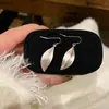 Brincos de Folha Escovada com Gancho de Orelha, Estilo Cool e Minimalista, Apresentando um Toque Único, Simples, Moderno e Luxuoso