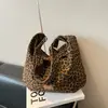Exquisito bolso con estampado de leopardo estilo coreano para mujer, nuevo modelo primavera-verano 2026, bolso de gran capacidad, bolso de hombro estilo casual, bolso tote para el trabajo