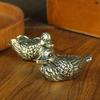 Par de patos mandarines de latón pequeños adornos de cobre escritorio mesa de té creativo pato de cobre puro venderá regalos mascota de té pequeña joyería