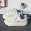 Nueva colección Primavera/Otoño 2026: Zapatillas bonitas de suela gruesa para mujer, con un diseño único, perfectas para estudiantes y versátiles para el uso casual