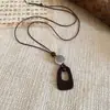 Colar de coração marrom de estilo descontraído e relaxado, corrente de clavícula de estilo étnico única, corrente criativa de suéter de nicho para mulheres