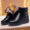 Botines Cálidos y Cómodos para Mujer Nueva Temporada Otoño/Invierno 2026 Suela Suave Fondo Plano Tacón Bajo Versátiles Botas de Piel con Forro de Terciopelo para Personas de Mediana Edad y Mayores