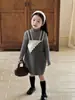 Otoño 2026 Nuevo Estilo Coreano Ropa Infantil Niñas Dulce Estilo Mori Vestido de Tirantes Bordado con Adorno de Encaje Triangular en la Correa