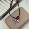 Collar Largo con Colgante de Caballo Pequeño del Año Zodiacal y Cuentas para Mujer 2025 Nuevo Popular Diseño de Nicho Cadena Larga para Suéter Accesorio