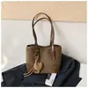 Elegante y moderno bolso de axila estilo coreano, un bolso de mano de moda para el uso diario y para ir al trabajo, nueva colección otoño 2026