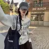 Cardigã de malha Fair Isle estilo universitário para mulheres, perfeito para primavera e outono, com um visual descontraído e estiloso, ideal como peça de sobreposição ou para usar em camadas.
