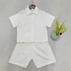 Nuevo conjunto de moda de verano: camisa con solapa, shorts casuales, teñido anudado, color liso, nuevo estilo nacional, conjunto de dos piezas