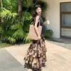 Conjunto Retro de Chaleco de Mezclilla con Cuello en V y Falda Estampada Estilo Resort Único para Mujer, Nuevo Conjunto Verano 2026