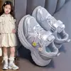 Tenis de malla para niños, nueva colección primavera/otoño 2026, diseño de lazo para niñas, suela transpirable, zapatos de princesa con adornos de perlas, planos versátiles
