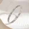 Pulseira de Zircônia em Formato de Coração Europeia e Americana de Nicho, Pulseira Fina Esculpida Vazada, Acessório de Trabalho para Mulheres, Cobre Prateado Ecológico