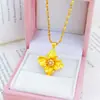 Popular collar con colgante de flor cepillada en relieve, bañado en oro, para mujer, cadena de clavícula de pétalos de estilo francés de alta gama, nuevo