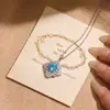 Artículos en stock Collar de trébol de cuatro hojas hueco de diamantes completos para mujer Exquisito diamante azul Moda de lujo ligero Nicho Cadena para suéter de otoño e invierno Venta al por mayor