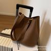 Popular retro alça larga bolsa pequena axila para mulheres 2023 nova moda outono e inverno popular bolsa de ombro único crossbody balde