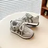 Zapatos Deportivos de Malla Transpirable con Velcro para Niñas 2026 Primavera/Otoño Nuevo Estilo Para Niños Medianos/Mayores Zapatos de Moda Tendencia Versátiles Zapatos de Entrenamiento Alemanes
