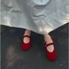 Extremadamente hermosos y deslumbrantes, perfectos para combinar con una falda, zapatos poco profundos de una sola tira de terciopelo rojo para mujer, nuevo modelo 2026 zapatos planos Mary Jane
