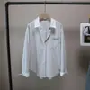 [BiZheng] Nueva Camisa Casual Versátil de Longitud Media a Rayas con Bordado de Letras Estilo Coreano para Mujer 5833