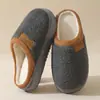 Nuevas pantuflas de algodón forradas de piel de oveja para mujer, perfectas para otoño e invierno, con suela gruesa, forro polar adicional para mayor calidez y diseño antideslizante y resistente al desgaste para uso en interiores.