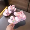 Sapatos de Bebê para Crianças 2026 Verão Novo Estilo Sandálias Infantis de Desenho Animado com Luzes Estilo Coreano Princesa Calçados de Praia para Crianças