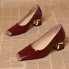 Estilo Novo Primavera, Outono e Verão Sapatos Baixos Elegantes de Bico Quadrado com Salto Grosso, Sapatos Femininos de Superfície Macia, Sapatos Pequenos de Couro com Salto Baixo na Moda e Versáteis