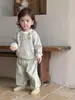 Traje Casual Personalizado para Primavera y Otoño, Nuevo Estilo para Niños, Lindo Set de Dos Piezas con Camisa Base Rayada de Dibujos Animados + Pantalones Largos