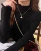 Camiseta de punto de manga larga con cuello medio alto y dobladillo festoneado, estilo nuevo Otoño e Invierno 2025 para mujer, suéter interior de punto suave y sedoso de alta gama, tendencia