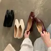 Nuevos y elegantes zapatos planos de punta cuadrada 2026, que aumentan la altura, simples y elegantes, con suelas suaves y piel suave, diseñados para mujeres