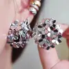Aretes de Aleación de Cobre con un Diseño Vintage Exagerado, Presentan Clavos Florales Huecos Tridimensionales, Estilo Minimalista con un Toque de Alta Gama, Aretes Metálicos para Mujer