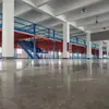 Loft de Fábrica Personalizado no Segundo Andar para Construir um Armazém de E-commerce com Prateleiras de Metal Integradas em Múltiplas Camadas