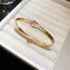Pulsera con Letra Abierta Chapada en Oro Real Incrustada de Diamantes, Pulsera Versátil de Nicho, Nuevo Modelo 2026, Joyería de Lujo Ligero de Gama Alta para Mujeres