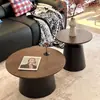 Mesa lateral redonda na cor creme, moderna, adequada para apartamentos pequenos, salas de estar e como uma mesinha de chá.; um conjunto simples de mesa de chá que também pode ser usado em pousadas