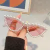 Nuevo modelo transfronterizo de gafas de sol de alta gama con adornos de perlas, protección UV, gafas de sol triangulares retro ojo de gato personalizadas para mujer