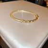 Pulseira com Fivela de Nariz de Porco em Zircônia Banhada a Ouro Real 18K Pulseira de Luxo Acessível High-End Joia de Mão Elegante da Moda Atacado