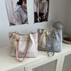Bolso de mano con lazo y bufanda de moda 2025, nuevo estilo coreano, bolso de hombro sencillo de gran capacidad y elegante bolso para la axila.