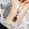 Collar con Colgante de Huevo de Paloma de Simulación Avanzada de Sentido con Incrustaciones de Rubí para Mujer, Lujo Ligero, Anillo Abierto, Aretes, Juego de Tres Piezas