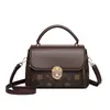Bolsa feminina fashion e estilosa, versão coreana do novo modelo 2026 inspirado na Chanel, bolsa transversal texturizada, bolsa pequena prática e elegante para o dia a dia das mulheres.