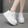 Zapatos Blancos Zapatos de Mujer 2026 Otoño Nuevo Estilo Moda Suela Gruesa Aumentadores de Altura Celebridad de Internet Más Vendidos Versátiles Casuales Deportivos Zapatos de Tabla