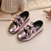 Sapatos Infantis Primavera e Outono 2026 Meninas Doces Sapatos de Princesa com Laço Estilo Coreano Elegantes de Couro Envernizado Sapatos de Moda para Meninas