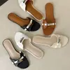 Elegantes y ultrasuaves sandalias planas blancas con estampado de cocodrilo para mujer, diseño de punta abierta primavera-verano 2026 con una pequeña hebilla dorada, modelo nuevo