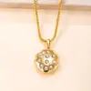 Colgante Individual de Acero Inoxidable Transfronterizo con Diamantes de Colores Incrustados en Forma de Fresa, Moderno Accesorio DIY de Acero de Titanio Chapado en Oro de 18 Quilates