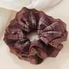 Scrunchie Marrom Xadrez com Renda na Cintura Franzido Flor de Cabelo Feita à Mão Elástico de Cabelo Acessório de Cabelo para Mulheres Scrunchie Artesanal de Nicho