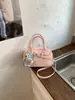 Bolsas Femininas Transfronteiriças 2026 Novo Estilo Bolsa Quadrada Pequena de Ombro Cruzado Bolsa Boston Almofada Versão Coreana Tendência com um Toque Elegante e de Alta Qualidade