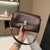 Bolsa quadrada pequena de couro encerado retrô para mulheres, nova bolsa transversal com corrente para ombro 2024, bolsa de mão de nicho de alta qualidade para o dia a dia