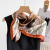 Lenço Quadrado Pequeno de 70cm Lenço de Seda Moda Primavera e Verão Lenço Estampado Xadrez Lenço Profissional Versátil