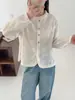 Colección Otoño 2026: Cuello de encaje estilo japonés, dobladillo abotonado de colores, blusa casual de manga larga con encaje para mujer